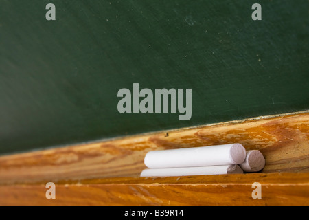 Dettaglio di chalk bastoni in una scheda della scuola Foto Stock