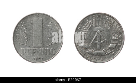 Un GDR pfennig moneta dal 1975 anno. Complementare e retromarcia isolato su bianco Foto Stock