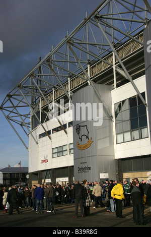 Città di Derby, Inghilterra. Match Day al Pride Park Stadium, casa del Derby County Football Club (DCFC) altrimenti noto come arieti. Foto Stock