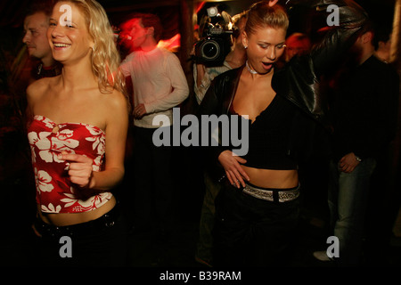 Ragazze polacco presso la croce night club, Kings Cross, London. Foto Stock