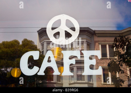 Riflessioni nella finestra della pace cafè sulla Haight Street nel quartiere di Haight-Ashbury di San Francisco Foto Stock