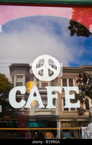 Riflessioni nella finestra della pace cafè sulla Haight Street nel quartiere di Haight-Ashbury di San Francisco Foto Stock