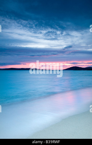 Sunset over Taransay da Horgabost beach, Isle of Harris, Ebridi, Scotland, Regno Unito Foto Stock