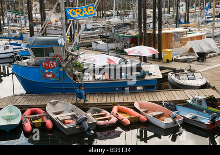 "Vendita granchi freschi da una barca da pesca nel porto di Gange Salt Spring Island British Columbia" Foto Stock