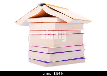 Casa fatta con libri impilati isolati su sfondo bianco / prenota padiglione tetto costruzione edificio tagliare ritaglio real estate Foto Stock