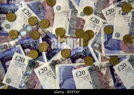 Venti Pound monete e banconote denaro Foto Stock