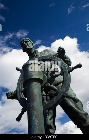 La statua di un marinaio sulla marina mercantile Memorial a South Shields, Inghilterra. Foto Stock