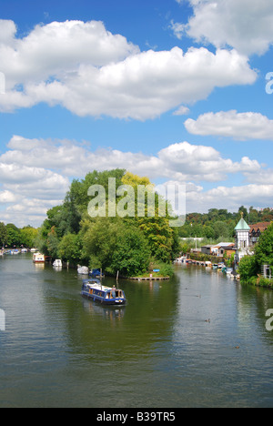 Barca sul Fiume Tamigi dal ponte Maidenhead, Maidenhead, Berkshire, Inghilterra, Regno Unito Foto Stock