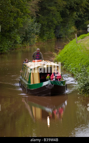 Canalboat circa per immettere la Ashford Tunnel sulla Monmouthshire nad Brecon Canal vicino a Crickhowell Powys Wales UK Foto Stock