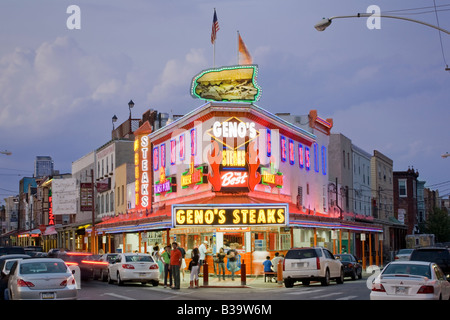 Neon di Geno's Steaks, South Philadelphia, Pennsylvania, famoso per i panini Philly cheesesteak. Foto Stock