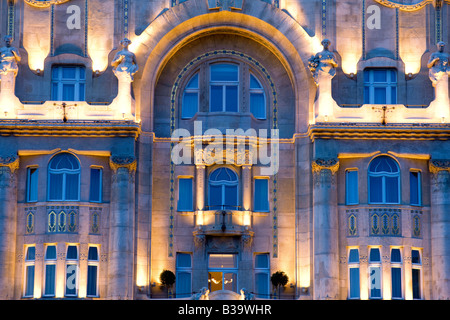 Facciata del Gresham Palace di Budapest Ungheria Foto Stock