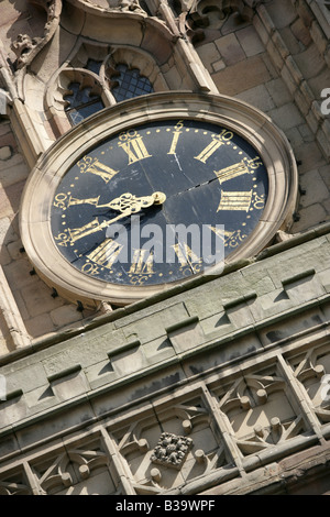 Città di Derby, Inghilterra. Angolo di visualizzazione dell'orologio sulla perpendicolare la torre gotica di Derby di tutti i santi " Cattedrale. Foto Stock