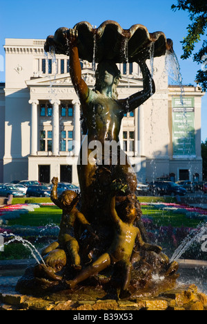 Fontana di fronte all Opera Nazionale Lettone di Riga, Lettonia Europa Foto Stock