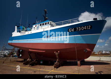 Al Guilvinec, 'Un Triskell' trawler dopo i lavori di manutenzione. Le chalutier 'Un Triskell' après des travaux d'entretien. Foto Stock