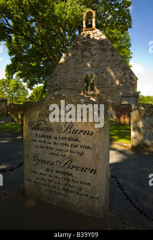 Lapide raffigurante il luogo di sepoltura di Robert Burns, poeta, genitori in Auld Kirk yard, Alloway, Ayrshire Foto Stock