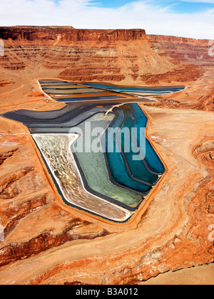 Paesaggio aeree dei bacini di decantazione degli sterili per rifiuti minerali nelle zone rurali Utah Stati Uniti Foto Stock