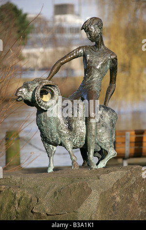 Città di Derby, Inghilterra. Il Wilfred Dudeney Boy e Ram scultura con il Fiume Derwent in background. Foto Stock