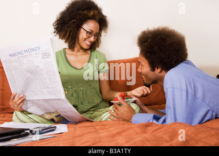 L'uomo africano portando le fragole per moglie a letto Foto Stock