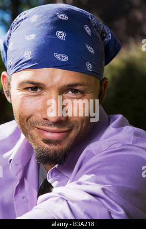 L'uomo africano indossando bandana sulla testa Foto stock - Alamy