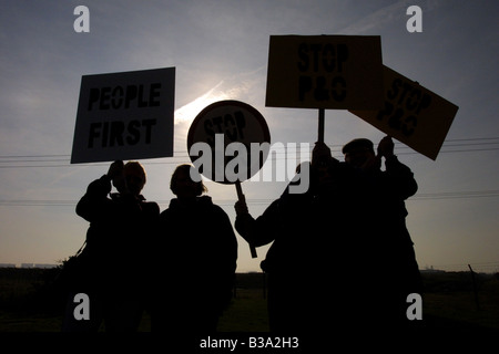 I manifestanti a guscio Haven Corringham essi protestavano contro p o s i piani per convertire area in un contenitore porta Foto Stock