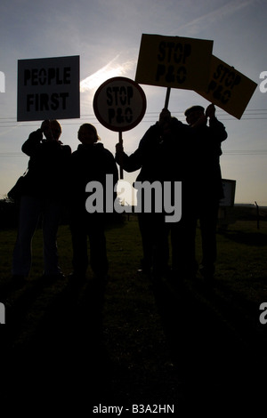 I manifestanti a guscio Haven Corringham essi hanno protestato contro i piani da p e O per convertire area in un contenitore porta Foto Stock