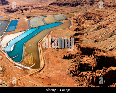 Paesaggio aeree dei bacini di decantazione degli sterili per rifiuti minerali nelle zone rurali Utah Stati Uniti Foto Stock