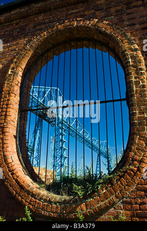 Transporter Bridge Middlesbrough visto attraverso arco in mattoni Foto Stock