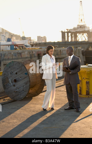 African American businessman sul molo commerciale Foto Stock