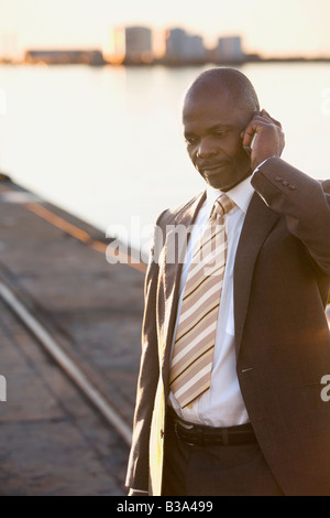 African American businessman parlando al cellulare Foto Stock