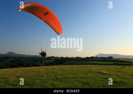 Parapendio motorizzato Pays Basque Francia Foto Stock