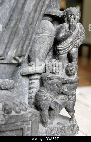 Dettagli di bambini in corrispondenza del fondo di un pakistano statua del Ogress Hariti presso il British Museum di Londra Foto Stock