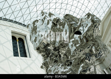 Numero di roccia 59, scultura dell'artista cinese Zhan Wang in grande corte a Londra il British Museum Foto Stock