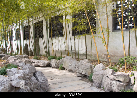 Percorso di alberi di bambù nell' Yuyuan Gardens, Shanghai Foto Stock