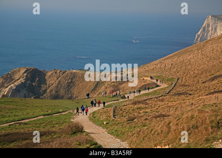 Walkers sul sud-ovest sentiero costiero vicino a porta di Durdle, Dorset, England, Regno Unito Foto Stock