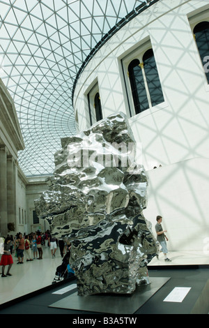 Numero di roccia 59, scultura dell'artista cinese Zhan Wang in grande corte a Londra il British Museum Foto Stock