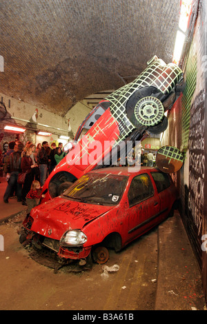 Arte di strada a Banksy 2008 del festival lattine in London's Leake St Foto Stock