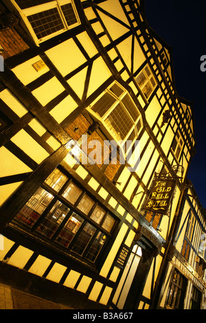 Città di Derby, Inghilterra. Chiudere fino ad angolo vista serale la Old Bell Hotel a Derby's Sadler Gate. Foto Stock