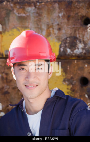 Maschio asiatici lavoratore edile di INDOSSARE COPRICAPO RIGIDO Foto Stock