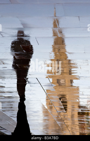 La riflessione della Chiesa di Cristo Spitalfields e pedonale. Spitalfields, Londra, Inghilterra Foto Stock