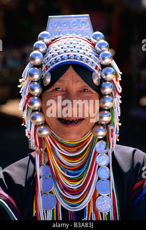 Thailandia Chiang Rai, Akha Hilltribe donna che indossa tradizionale testiera in argento Foto Stock