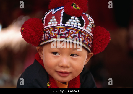 Thailandia Chiang Rai, Akha ragazzo Hilltribe Foto Stock