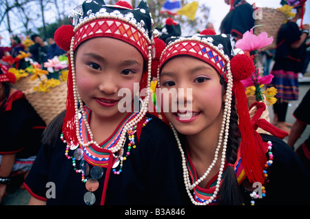 Thailandia Chiang Rai, Akha Hilltribe Girl indossando il tradizionale testiera in argento Foto Stock