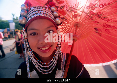 Thailandia Chiang Rai, Akha Hilltribe Girl indossando il tradizionale testiera in argento Foto Stock