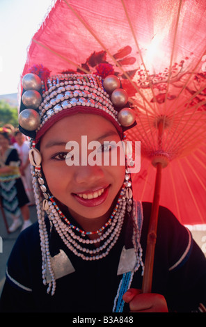 Thailandia Chiang Rai, Akha Hilltribe Girl indossando il tradizionale testiera in argento Foto Stock