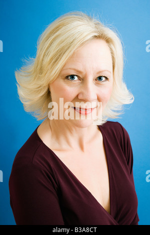 Close up ritratto in studio di adulti attraente imprenditrice guardando viewer Foto Stock