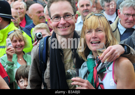 Rosie Swale Papa con suo figlio Giacomo al suo ritorno in Tenby dopo aver camminato 20.000 miglia in tutto il mondo oltre 5 anni Foto Stock