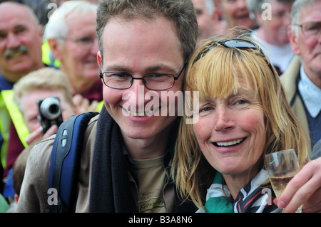 Rosie Swale Papa con suo figlio al suo ritorno in Tenby dopo aver camminato oltre 20.000 miglia in tutto il mondo negli ultimi 5 anni Foto Stock