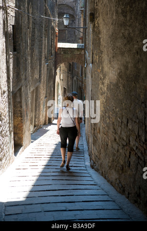 Giovane camminando giù per una strada stretta in Perugia Perugia Umbria Italia Foto Stock