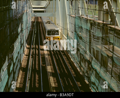 Tyneside metro tram che attraversano la Queen Elizabeth II bridge durante la riverniciatura, tyneside, tyne and wear, England, Regno Unito . Foto Stock