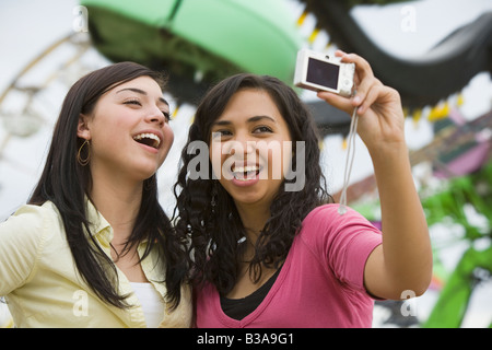 Multi-etnico ragazze adolescente tenendo proprio fotografia Foto Stock